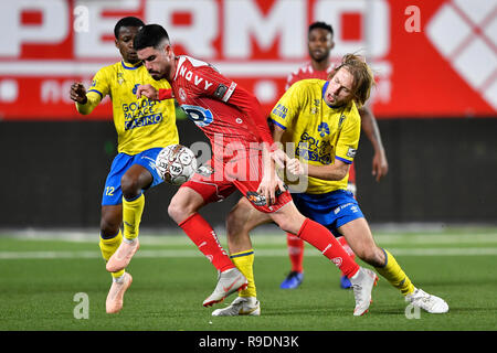 Sint Truiden, Belgio. 22 Dic, 2018. SINT TRUIDEN, Belgio - 22 dicembre : Roman Bezus centrocampista di Sint-Truiden e Jovan Stojanovic di Kv Kortrijk lotta per la palla durante la Jupiler Pro League Match Day 20 tra STVV e KV Kortrijk su dicembre 22, 2018 in Sint Truiden, Belgio . Credito: Pro scatti/Alamy Live News Foto Stock