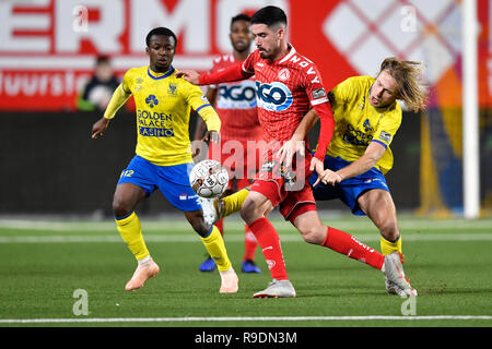 Sint Truiden, Belgio. 22 Dic, 2018. SINT TRUIDEN, Belgio - 22 dicembre : Roman Bezus centrocampista di Sint-Truiden e Jovan Stojanovic di Kv Kortrijk lotta per la palla durante la Jupiler Pro League Match Day 20 tra STVV e KV Kortrijk su dicembre 22, 2018 in Sint Truiden, Belgio . Credito: Pro scatti/Alamy Live News Foto Stock