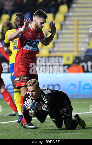 Sint Truiden, Belgio. 22 Dic, 2018. SINT TRUIDEN, Belgio - 22 dicembre : Thomas Kaminski di Kv Kortrijk e Gary Kagelmacher di Kv Kortrijk durante la Jupiler Pro League Match Day 20 tra STVV e KV Kortrijk su dicembre 22, 2018 in Sint Truiden, Belgio . ( Foto da Johan Eyckens/credito: Pro scatti/Alamy Live News Foto Stock