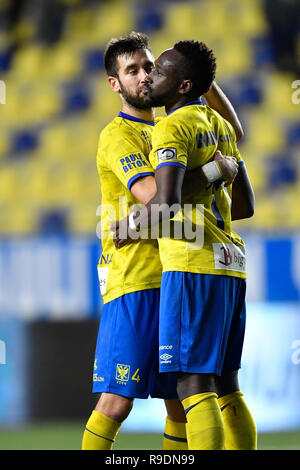 Sint Truiden, Belgio. 22 Dic, 2018. SINT TRUIDEN, Belgio - 22 dicembre : Yohan Boli in avanti di Sint-Truiden e Tena Pol Garcia difensore di Sint-Truiden sguardo sconsolato durante la Jupiler Pro League Match Day 20 tra STVV e KV Kortrijk su dicembre 22, 2018 in Sint Truiden, Belgio . Credito: Pro scatti/Alamy Live News Foto Stock