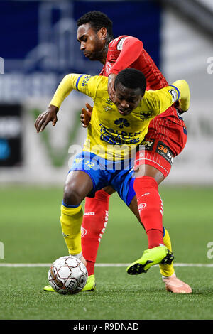 Sint Truiden, Belgio. 22 Dic, 2018. SINT TRUIDEN, Belgio - 22 dicembre : Samuel Asamoah avanti di Sint-Truiden e Kanu di Kv Kortrijk lotta per la palla durante la Jupiler Pro League Match Day 20 tra STVV e KV Kortrijk su dicembre 22, 2018 in Sint Truiden, Belgio . ( Foto di credito: Pro scatti/Alamy Live News Foto Stock