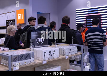 Zagabria, Croazia. 22 Dic, 2018. I clienti in coda alla cassa di un negozio Xiaomi a Zagabria in Croazia, a Dic. 22, 2018. La Croazia ha prima Xiaomi store è stato aperto il 20 dicembre. Circa 500 I clienti messi in coda per la promozione apertura qui il sabato. Credito: Gao Lei/Xinhua/Alamy Live News Foto Stock