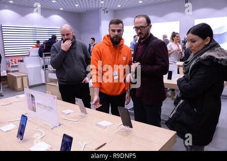 Zagabria, Croazia. 22 Dic, 2018. Un membro del personale di un negozio Xiaomi mostra ai clienti di telefoni cellulari a Zagabria in Croazia, a Dic. 22, 2018. La Croazia ha prima Xiaomi store è stato aperto il 20 dicembre. Circa 500 I clienti messi in coda per la promozione apertura qui il sabato. Credito: Gao Lei/Xinhua/Alamy Live News Foto Stock