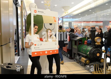 Zagabria, Croazia. 22 Dic, 2018. I membri del personale del negozio Xiaomi posano per una foto al di fuori di un negozio Xiaomi a Zagabria in Croazia, a Dic. 22, 2018. La Croazia ha prima Xiaomi store è stato aperto il 20 dicembre. Circa 500 I clienti messi in coda per la promozione apertura qui il sabato. Credito: Gao Lei/Xinhua/Alamy Live News Foto Stock