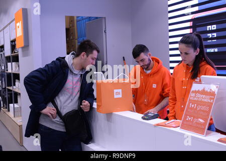 Zagabria, Croazia. 22 Dic, 2018. Un cliente aspetta presso la cassa di un negozio Xiaomi a Zagabria in Croazia, a Dic. 22, 2018. La Croazia ha prima Xiaomi store è stato aperto il 20 dicembre. Circa 500 I clienti messi in coda per la promozione apertura qui il sabato. Credito: Gao Lei/Xinhua/Alamy Live News Foto Stock