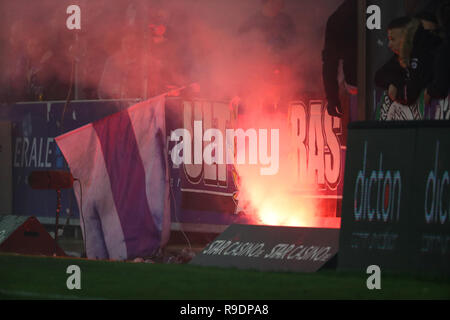 Mouscron, Belgio. 22 Dic, 2018. MOUSCRON, Belgio - 22 dicembre : illustrazione immagine di fuochi d'artificio durante la Jupiler Pro League Match Day 20 tra Royal Excel Mouscron e RSC Anderlecht sul dicembre 22, 2018 a Mouscron, Belgio. (Foto di Vincent Van Doornick/Isosport) Credito: Pro scatti/Alamy Live News Foto Stock