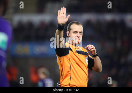 Mouscron, Belgio. 22 Dic, 2018. MOUSCRON, Belgio - 22 dicembre : arbitro Alexandre Boucaut durante la Jupiler Pro League Match Day 20 tra Royal Excel Mouscron e RSC Anderlecht sul dicembre 22, 2018 a Mouscron, Belgio. (Foto di Vincent Van Doornick/Isosport) Credito: Pro scatti/Alamy Live News Foto Stock