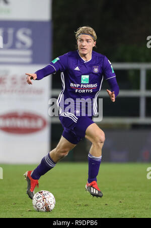 Mouscron, Belgio. 22 Dic, 2018. MOUSCRON, Belgio - 22 dicembre : Sebastiaan Bornauw di Anderlecht in azione durante la Jupiler Pro League Match Day 20 tra Royal Excel Mouscron e RSC Anderlecht sul dicembre 22, 2018 a Mouscron, Belgio. (Foto di Vincent Van Doornick/Isosport) Credito: Pro scatti/Alamy Live News Foto Stock