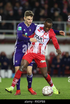 Mouscron, Belgio. 22 Dic, 2018. MOUSCRON, Belgio - 22 dicembre : Pieter Gerkens di Anderlecht e Fabrice Olinga di Mouscron lotta per la palla durante la Jupiler Pro League Match Day 20 tra Royal Excel Mouscron e RSC Anderlecht sul dicembre 22, 2018 a Mouscron, Belgio. (Foto b Credito: Pro scatti/Alamy Live News Foto Stock