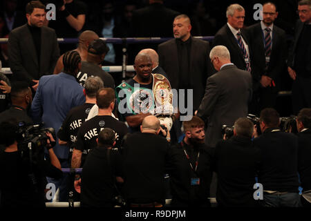 Londra, Regno Unito. 22 Dic, 2018. La conta dei globuli bianchi e argento WOB International Heavyweight Championship pugilato, Dillian Whyte versus Dereck Chisora; Dillian Whyte celebra il suo KO win Credit: Azione Plus immagini di sport/Alamy Live News Foto Stock