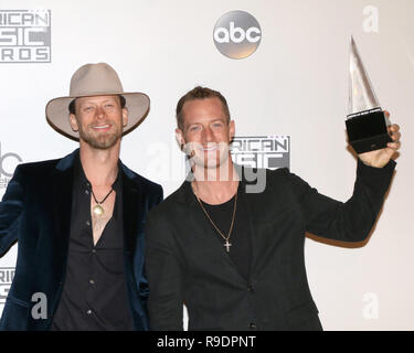 Los Angeles, CA, Stati Uniti d'America. Xx Nov, 2016. LOS ANGELES - NOV 20: Tyler Hubbard, Brian Kelley, Florida Georgia linea al 2016 American Music Awards - Press Room al teatro di Microsoft per il mese di novembre 20, 2016 a Los Angeles, CA Credito: Kay Blake/ZUMA filo/Alamy Live News Foto Stock