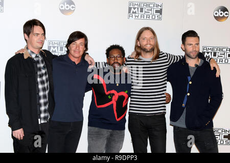 Los Angeles, CA, Stati Uniti d'America. Xx Nov, 2016. LOS ANGELES - NOV 20: Mickey Madden, Matt Flynn, PJ Morton, James Valentin, Adam Levine, Maroon 5 al 2016 American Music Awards - Press Room al teatro di Microsoft per il mese di novembre 20, 2016 a Los Angeles, CA Credito: Kay Blake/ZUMA filo/Alamy Live News Foto Stock