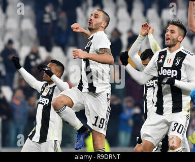 Torino, Italia. 22 Dic, 2018. La Juventus' giocatori festeggiare dopo la serie di una partita di calcio tra la Juve e Roma a Torino, Italia, Dicembre 22, 2018. La Juve ha vinto 1-0. Credito: Augusto Casasoli/Xinhua/Alamy Live News Foto Stock