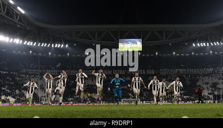 Torino, Italia. 22 Dic, 2018. La Juventus' giocatori festeggiare dopo la serie di una partita di calcio tra la Juve e Roma a Torino, Italia, Dicembre 22, 2018. La Juve ha vinto 1-0. Credito: Augusto Casasoli/Xinhua/Alamy Live News Foto Stock