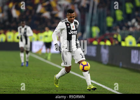 Torino, Italia. 22 Dic, 2018. Alex Sandro di Juventus FC in azione durante la serie di una partita di calcio tra Juventus e come Roma. Credito: Marco Canoniero/Alamy Live News Foto Stock