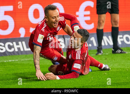 Francoforte, Germania. 22 Dic, 2018. RAFINHA (FCB 13) celebra il suo obiettivo per, felice, ridere, 0-3 Eintracht FRANKFURT - FC Bayern Munich - DFL REGOLAMENTI VIETANO QUALSIASI USO DI FOTOGRAFIE come sequenze di immagini e/o quasi-VIDEO - 1.della Lega calcio tedesca, Monaco di Baviera, Dicembre 22, 2018 stagione 2018/2019, giornata 17, FCB, München, Credito: Peter Schatz/Alamy Live News Foto Stock