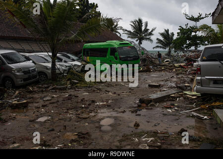 Pandeglang, Indonesia. 23 Dic, 2018. I veicoli sono considerati tra i detriti dopo un tsunami ha colpito Sunda Strait in Pandeglang, provincia di Banten, in Indonesia, Dic 23, 2018. Il totale vittima di un tsunami provocato dall'eruzione del Krakatau bambino vulcano ha aumentato a 168 persone nelle zone costiere di Sunda stretto di Indonesia occidentale, disaster agenzia ufficiale di detto qui di domenica. La catastrofe ha ucciso almeno 168 persone, feriti almeno 745 quelle ed è crollato un totale di 430 case e nove gli alberghi e i danni causati ai punteggi di navi. Credit: Veri Sanovri/Xinhua/Alamy Live News Foto Stock