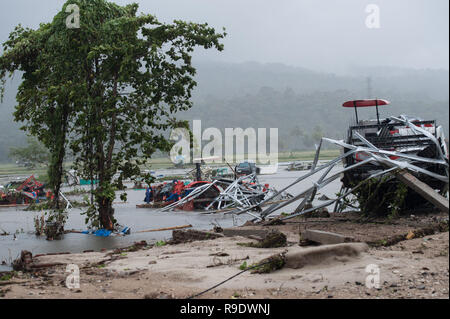 Pandeglang, Indonesia. 23 Dic, 2018. Automobili e trattori sono visto tra i detriti dopo un tsunami ha colpito Sunda Strait in Pandeglang, provincia di Banten, in Indonesia, Dic 23, 2018. Il totale vittima di un tsunami provocato dall'eruzione del Krakatau bambino vulcano ha aumentato a 168 persone nelle zone costiere di Sunda stretto di Indonesia occidentale, disaster agenzia ufficiale di detto qui di domenica. La catastrofe ha ucciso almeno 168 persone, feriti almeno 745 quelle ed è crollato un totale di 430 case e nove gli alberghi e i danni causati ai punteggi di navi. Credit: Veri Sanovri/Xinhua/Alamy Live News Foto Stock