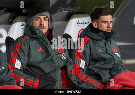 Francoforte, Germania. 22 Dic, 2018. Leon GORETZKA, FCB 18 Mats HUMMELS, FCB 5 Spare Bank, Banca giocatore, riserva, pullman, Banca EINTRACHT FRANKFURT - FC Bayern Monaco 0-3 - DFL REGOLAMENTI VIETANO QUALSIASI USO DI FOTOGRAFIE come sequenze di immagini e/o quasi-VIDEO - 1.della Lega calcio tedesca, a Francoforte, Dicembre 22, 2018 stagione 2018/2019, giornata 17, FCB, München, Credito: Peter Schatz/Alamy Live News Foto Stock