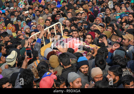 Srinagar, Indiano Kashmir amministrato. 22 Dic, 2018. Di persone ai funerali di ribelli durante il corteo funebre in f o lle Dadsara area, a sud di Srinagar, in indiano Kashmir amministrato il 22 dicembre 2018. 22 Dic, 2018. Sei ribelli sono stati uccisi nel corso di una fase di pre-alba il confronto con il governo indiano le forze in Armpora area del quartiere f o lle Credito: Muzamil Mattoo/IMAGESLIVE/ZUMA filo/Alamy Live News Foto Stock