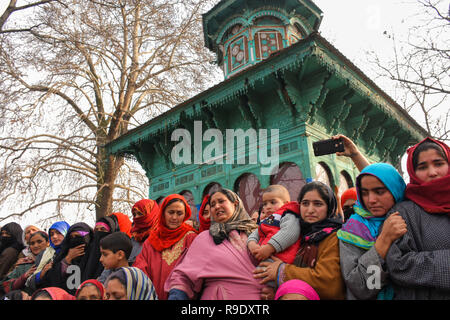 Srinagar, Indiano Kashmir amministrato. 22 Dic, 2018. Di persone ai funerali di ribelli durante il corteo funebre in f o lle Dadsara area, a sud di Srinagar, in indiano Kashmir amministrato il 22 dicembre 2018. 22 Dic, 2018. Sei ribelli sono stati uccisi nel corso di una fase di pre-alba il confronto con il governo indiano le forze in Armpora area del quartiere f o lle Credito: Muzamil Mattoo/IMAGESLIVE/ZUMA filo/Alamy Live News Foto Stock