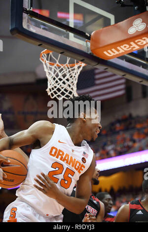 Syracuse, NY, STATI UNITI D'AMERICA. 22 Dic, 2018. Siracusa junior guard Tyus battaglia (25) guarda al passaggio durante la prima metà del gioco. Il Syracuse Orange ha sconfitto l'Arkansas State Red lupi 82-52 al Carrier Dome in Syracuse, New York. Foto di Alan Schwartz/Cal Sport Media/Alamy Live News Foto Stock