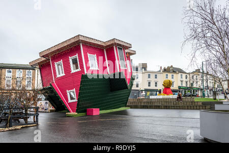 Bournemouth, Regno Unito. 23 Dic, 2018. L'upside-down house nella zona del triangolo di Bournemouth attrae gli amanti dello shopping appena prima di Natale. I visitatori possono immettere l'attrazione per una nuova prospettiva sul mondo. Credito: Thomas Faull/Alamy Live News Foto Stock