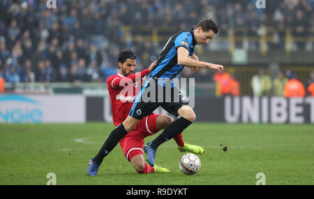 Bruges, Belgio. Il 23 dicembre 2018. Lior Refaelov di Anversa e Hans Vanaken del Club Brugge lotta per la palla durante la Jupiler Pro League Match Day 20 tra il Club Brugge e Royal Antwerp Fc sul dicembre 23, 2018 a Bruges, Belgio. (Foto di Vincent Van Credito: Pro scatti/Alamy Live News Foto Stock