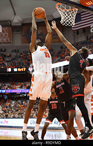 Syracuse, NY, STATI UNITI D'AMERICA. 22 Dic, 2018. Siracusa centro senior Chukwu pasquale (13) passa per il cestello durante la prima metà del gioco. Il Syracuse Orange ha sconfitto l'Arkansas State Red lupi 82-52 al Carrier Dome in Syracuse, New York. Foto di Alan Schwartz/Cal Sport Media/Alamy Live News Foto Stock