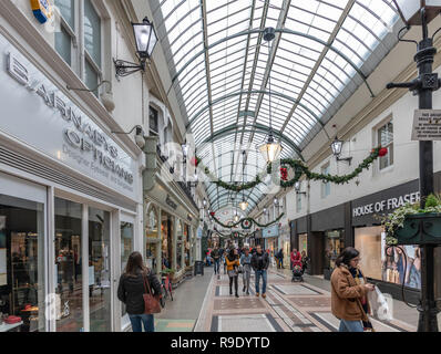 Bournemouth, Regno Unito. Il 23 dicembre 2018. Gli amanti dello shopping in un porticato coperto prima Chrismtas in Bournemouth. Credito: Thomas Faull/Alamy Live News Foto Stock