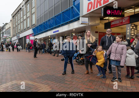 Bournemouth, Regno Unito. Il 23 dicembre 2018. Gli amanti dello shopping nel centro di Bournemouth per last minute shopping di Natale. Credito: Thomas Faull/Alamy Live News Foto Stock