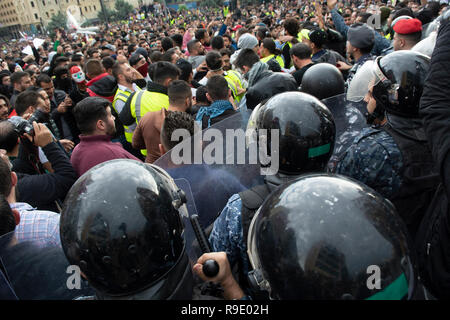 Beirut, Libano, 23 dic 2018. Libanesi che protestavano contro il sistema politico per la formazione del governo deadlock e le condizioni di vita a Beirut Libano 23 dicembre 2018. Il credito di Mohamad Itani/Alamy live news Foto Stock