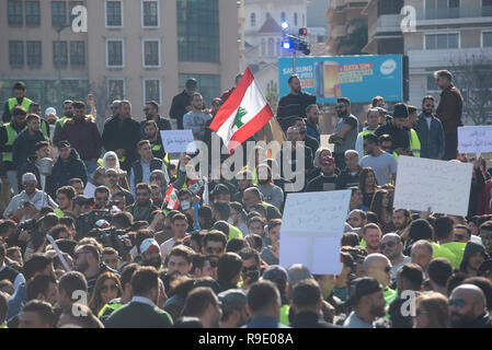 Beirut, Libano, 23 dic 2018. Libanesi che protestavano contro il sistema politico per la formazione del governo deadlock e le condizioni di vita a Beirut Libano 23 dicembre 2018. Il credito di Mohamad Itani/Alamy live news Foto Stock