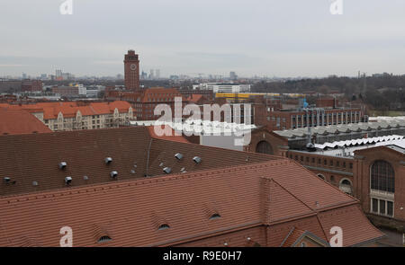 Berlino, Germania. Xxi Dec, 2018. Come un suggestivo edificio storico, la torre di Siemens in Siemensstadt si erge verso il cielo. Il primo punto di riferimento è circondato da edifici amministrativi e sale di produzione della ditta Siemens. Credito: Paolo Zinken/dpa/Alamy Live News Foto Stock