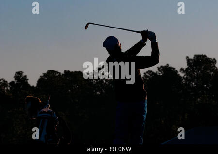 Pinehurst, North Carolina, Stati Uniti d'America. 23 Dic, 2018. Dicembre 23, 2018 - PINEHURST, N.C., STATI UNITI D'AMERICA - un giocatore di golf practice il suo swing sulla gamma di guida come il sole sorge su Pinehurst Resort. La casa è a nove corsi e ha una lunga storia di ospitare grandi professionisti e dilettanti tornei risalente al 1962 per includere il 2014 U.S. Uomo e donna si apre in settimane consecutive. Credito: Timothy L. Hale/ZUMA filo/Alamy Live News Foto Stock