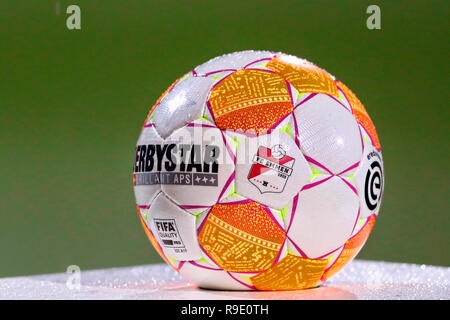 Emmen, Paesi Bassi. 23 Dic, 2018. EMMEN - 23-12-2018, Emmen Stadium , olandese Eredivisie calcio stagione 2018 / 2019 . Derbystar sfera con logo Emmen prima che il gioco Emmen - Willem II . Credito: Pro scatti/Alamy Live News Foto Stock