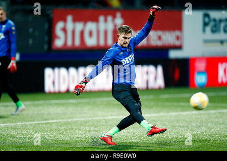 Emmen, Paesi Bassi. 23 Dic, 2018. EMMEN - 23-12-2018, Emmen Stadium , olandese Eredivisie calcio stagione 2018 / 2019 . Willem II keeper Mattijs Branderhorst prima che il gioco Emmen - Willem II . Credito: Pro scatti/Alamy Live News Foto Stock