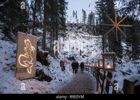 Il lago di Carezza, Italia. 22 Dic, 2018. I turisti di visitare il mercatino di Natale - Magie Natalizie del Lago di Carezza - Lago di Carezza Lago di Carezza - Alto Adige, Italia il 22 dicembre 2018 Credit: Anca Emanuela Teaca/Alamy Live News Foto Stock