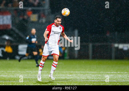 Emmen, Paesi Bassi. 23 Dic, 2018. EMMEN - 23-12-2018, Emmen Stadium , olandese Eredivisie calcio stagione 2018 / 2019 . Emmen defender Ketsiah Veendorp sulla palla durante il gioco Emmen - Willem II . Credito: Pro scatti/Alamy Live News Foto Stock