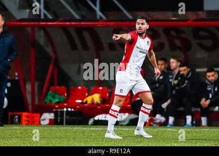 Emmen, Paesi Bassi. 23 Dic, 2018. EMMEN - 23-12-2018, Emmen Stadium , olandese Eredivisie calcio stagione 2018 / 2019 . Emmen defender Ketsiah Veendorp dando istruzioni durante il gioco Emmen - Willem II . Credito: Pro scatti/Alamy Live News Foto Stock
