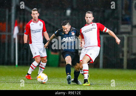 Emmen, Paesi Bassi. 23 Dic, 2018. EMMEN - 23-12-2018, Emmen Stadium , olandese Eredivisie calcio stagione 2018 / 2019 . Emmen forwarder Anco Jansen (R) durante il gioco Emmen - Willem II . Credito: Pro scatti/Alamy Live News Foto Stock