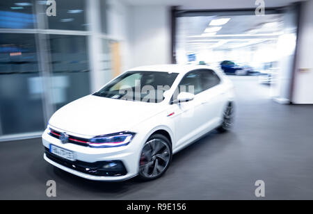 Wolfsburg, Germania. 23 Dic, 2018. Una VW Golf è azionato per il parcheggio nella sala di consegna nell'Autostadt da Volkswagen AG di Wolfsburg. Il costruttore di auto VW ha registrato "anormalità' durante le ispezioni interne del nuovo gas di scarico il software per i veicoli diesel. Come risultato, la società 'immediatamente' attivamente informato la Federal Motor Transport Authority. Credito: Peter Steffen/dpa/Alamy Live News Foto Stock