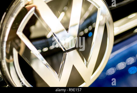 Wolfsburg, Germania. 23 Dic, 2018. Un logo VW può essere visto su un veicolo nell'Autostadt della Volkswagen AG di Wolfsburg. Il costruttore di auto VW ha registrato "anormalità' durante le ispezioni interne del nuovo gas di scarico il software per i veicoli diesel. Come risultato, la società 'immediatamente' attivamente informato la Federal Motor Transport Authority. Credito: Peter Steffen/dpa/Alamy Live News Foto Stock