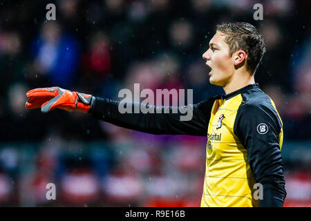 Emmen, Paesi Bassi. 23 Dic, 2018. EMMEN - 23-12-2018, Emmen Stadium , olandese Eredivisie calcio stagione 2018 / 2019 . Emmen portiere Kjell Scherpen dando istruzioni durante il gioco Emmen - Willem II . Credito: Pro scatti/Alamy Live News Foto Stock