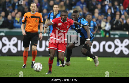 Bruges, Belgio. Il 23 dicembre 2018. William Owusu di Anversa e la meravigliosa Nakamba del Club Brugge lotta per la palla durante la Jupiler Pro League Match Day 20 tra il Club Brugge e Royal Antwerp Fc sul dicembre 23, 2018 a Bruges, Belgio. (Foto di Vincenzo Credito: Pro scatti/Alamy Live News Foto Stock