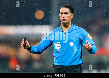 Emmen, Paesi Bassi. 23 Dic, 2018. EMMEN - 23-12-2018, Emmen Stadium , olandese Eredivisie calcio stagione 2018 / 2019 . arbitro Serdar Gozubuyuk dando istruzioni durante il gioco Emmen - Willem II . Credito: Pro scatti/Alamy Live News Foto Stock