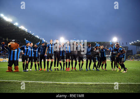 Bruges, Belgio. Il 23 dicembre 2018. I giocatori del Club Brugge celebrare dopo aver vinto la Jupiler Pro League Match Day 20 tra il Club Brugge e Royal Antwerp Fc sul dicembre 23, 2018 a Bruges, Belgio. (Foto di Vincent Van Doornick/Isosport) Credito: Pro scatti/Alamy Live News Foto Stock