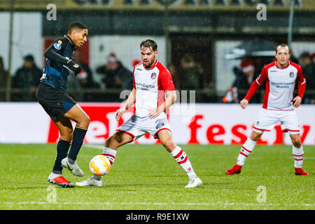 Emmen, Paesi Bassi. 23 Dic, 2018. EMMEN - 23-12-2018, Emmen Stadium , olandese Eredivisie calcio stagione 2018 / 2019 . Emmen defender Ketsiah Veendorp (R) durante il gioco Emmen - Willem II . Credito: Pro scatti/Alamy Live News Foto Stock