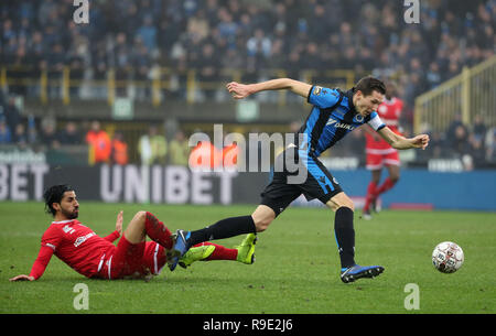 Bruges, Belgio. Il 23 dicembre 2018. Lior Refaelov di Anversa e Hans Vanaken del Club Brugge lotta per la palla durante la Jupiler Pro League Match Day 20 tra il Club Brugge e Royal Antwerp Fc sul dicembre 23, 2018 a Bruges, Belgio. (Foto di Vincent Van Credito: Pro scatti/Alamy Live News Foto Stock