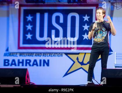 Manama, Bahrain. Xxi Dec, 2018. Il tre volte campione olimpionico Shaun White prende parte alla Joint Chiefs OSU Christmas Show per servizio distribuito i membri al supporto navale attività Bahrain Dicembre 22, 2018 in Manama, Bahrain. Questo anno di animatori includono attori Milo Ventimiglia, Wilmer Valderrama, DJ J Dayz, più forti uomo sulla terra Matt Fraser, 3-tempo campione olimpionico Shaun White, Musica Country cantante Kellie Pickler, e comico Jessiemae Peluso. Credito: Planetpix/Alamy Live News Foto Stock